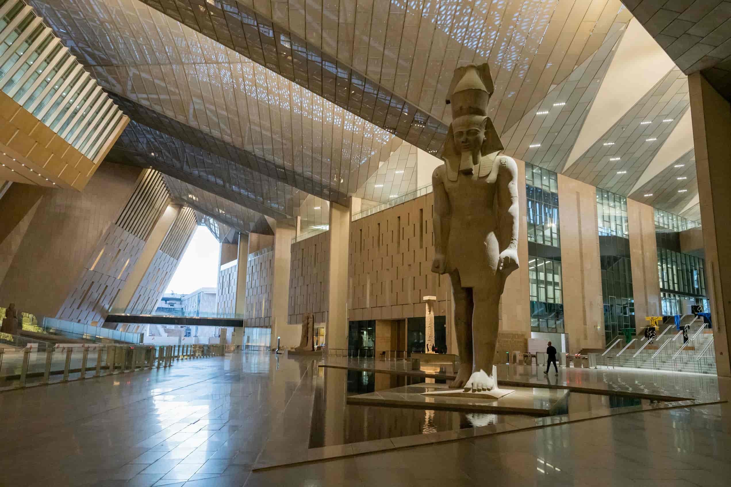 Große Halle des Grand Egyptian Museum mit der Statue von Ramses II.
