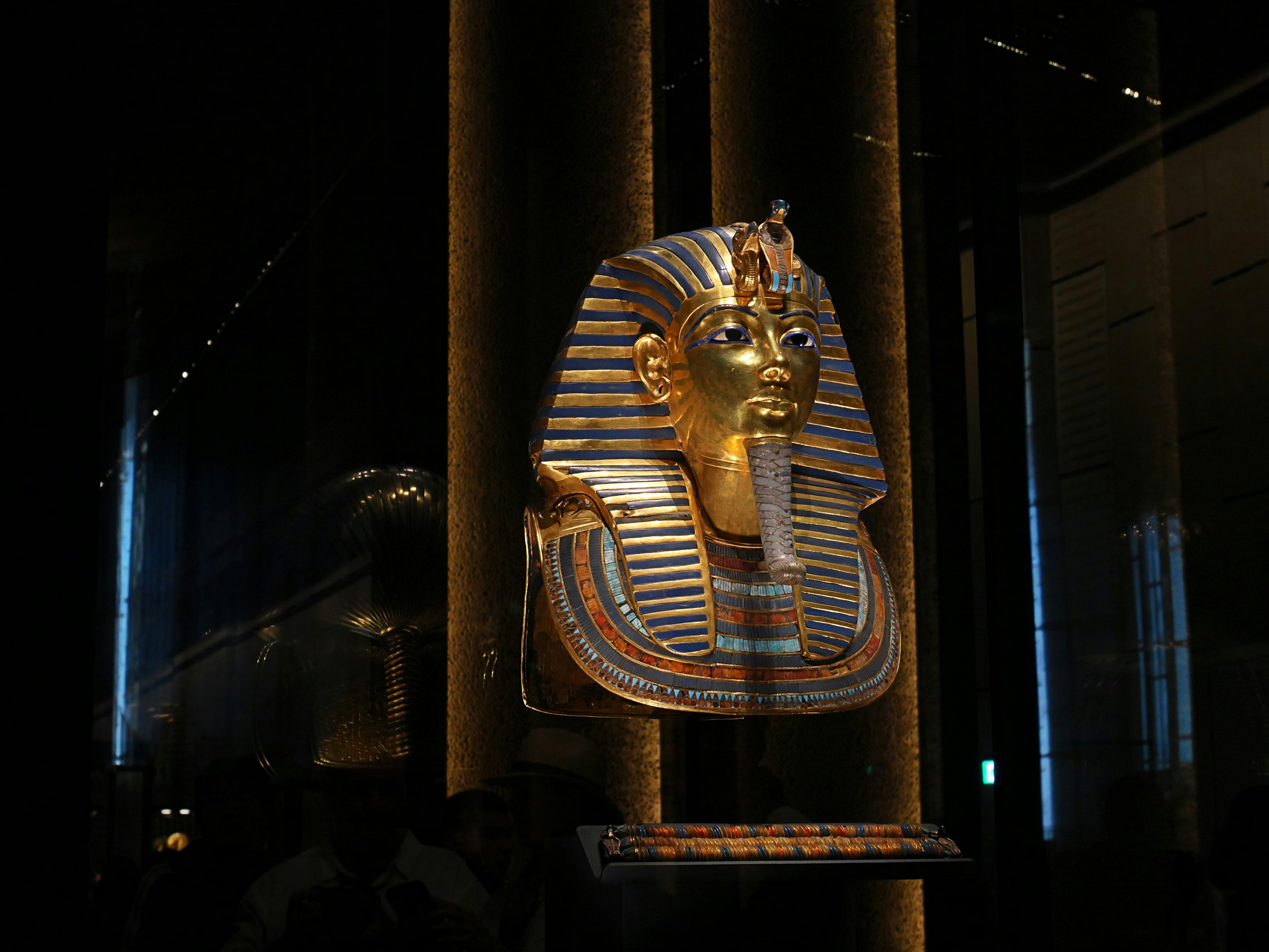 Die goldene Totenmaske Tutanchamuns – seit 1922 eines der berühmtesten Kunstwerke der Welt, heute im Grand Egyptian Museum in Gizeh ausgestellt.