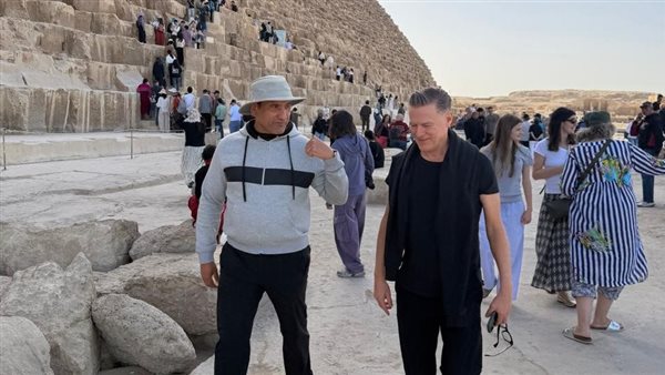 bryan-adams-besucht-pyramiden-gizeh