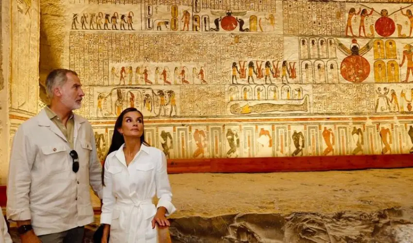koenig-felipe-letizia-besuchen-luxor